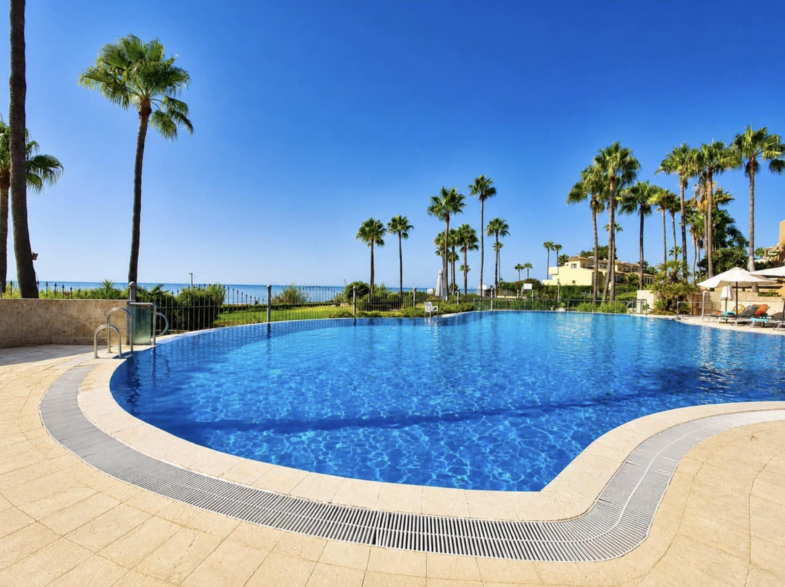 2 quarto Apartamento para venda em Estepona com piscina garagem - 750 000 € (Ref: 10077763)