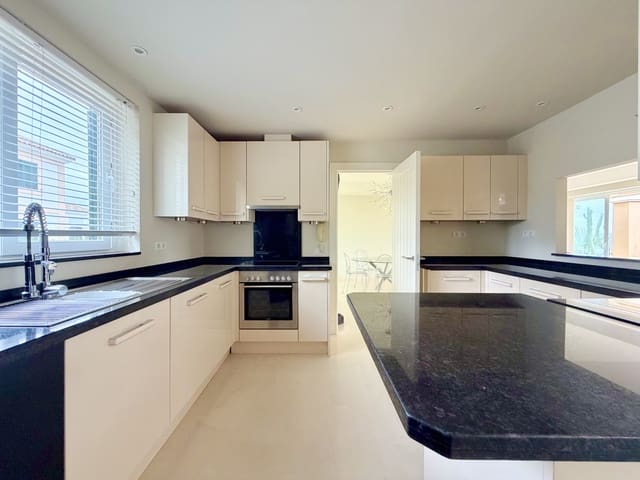 3 chambre Penthouse à vendre à Doña Julia Golf, Casares avec piscine garage - 560 000 € (Ref: 10135853)