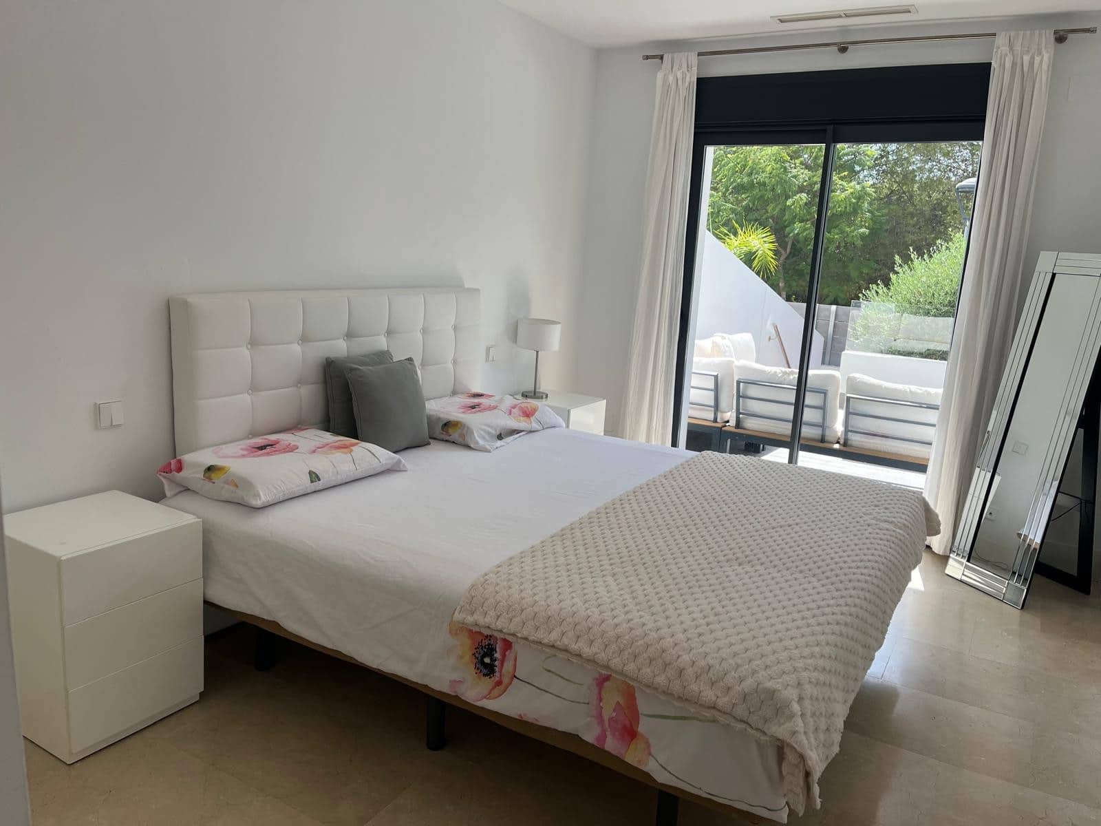 2 sypialnia Apartament do wynajęcia w Estepona z basenem garażem - 2 200 € (Ref: 10139373)