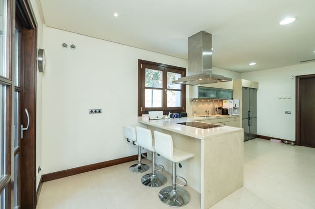 5 bedroom Villa for sale in El Paraíso, Benahavís with pool garage - € 2,850,000 (Ref: 10142109)