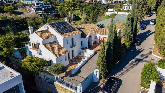 5 bedroom Villa for sale in El Paraíso, Benahavís with pool garage - € 2,850,000 (Ref: 10142109)