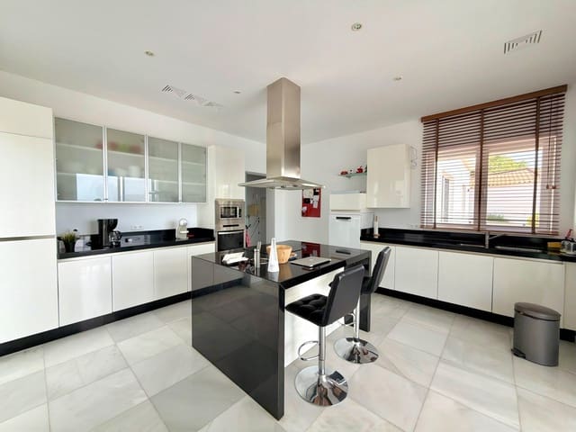4 quarto Moradia para venda em Altos de Estepona, Estepona com piscina garagem - 2 500 000 € (Ref: 10148440)