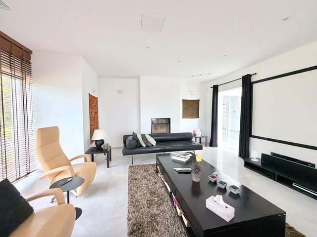 4 quarto Moradia para venda em Altos de Estepona, Estepona com piscina garagem - 2 500 000 € (Ref: 10148440)