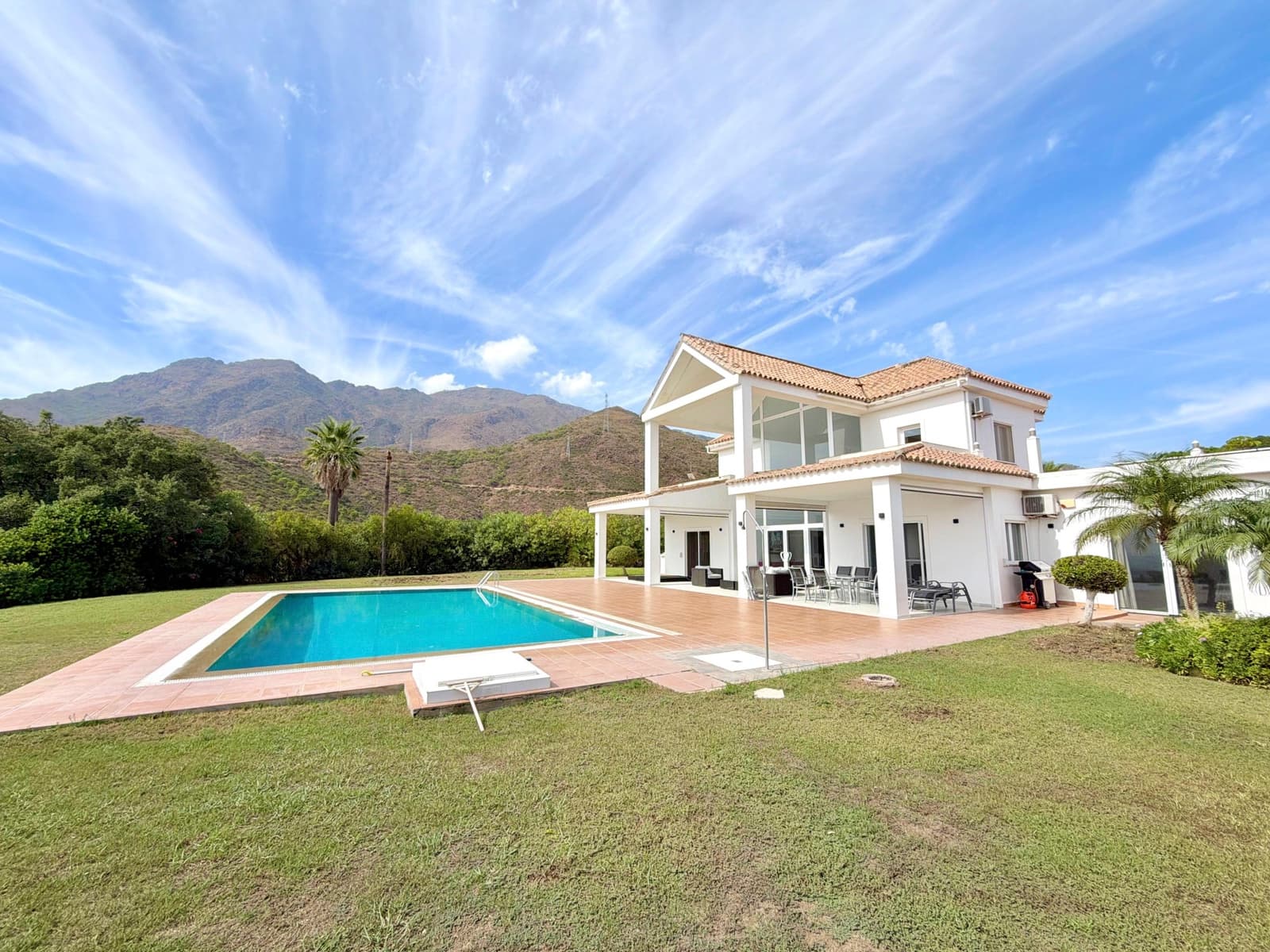 4 quarto Moradia para venda em Estepona com piscina garagem - 2 500 000 € (Ref: 10148440)