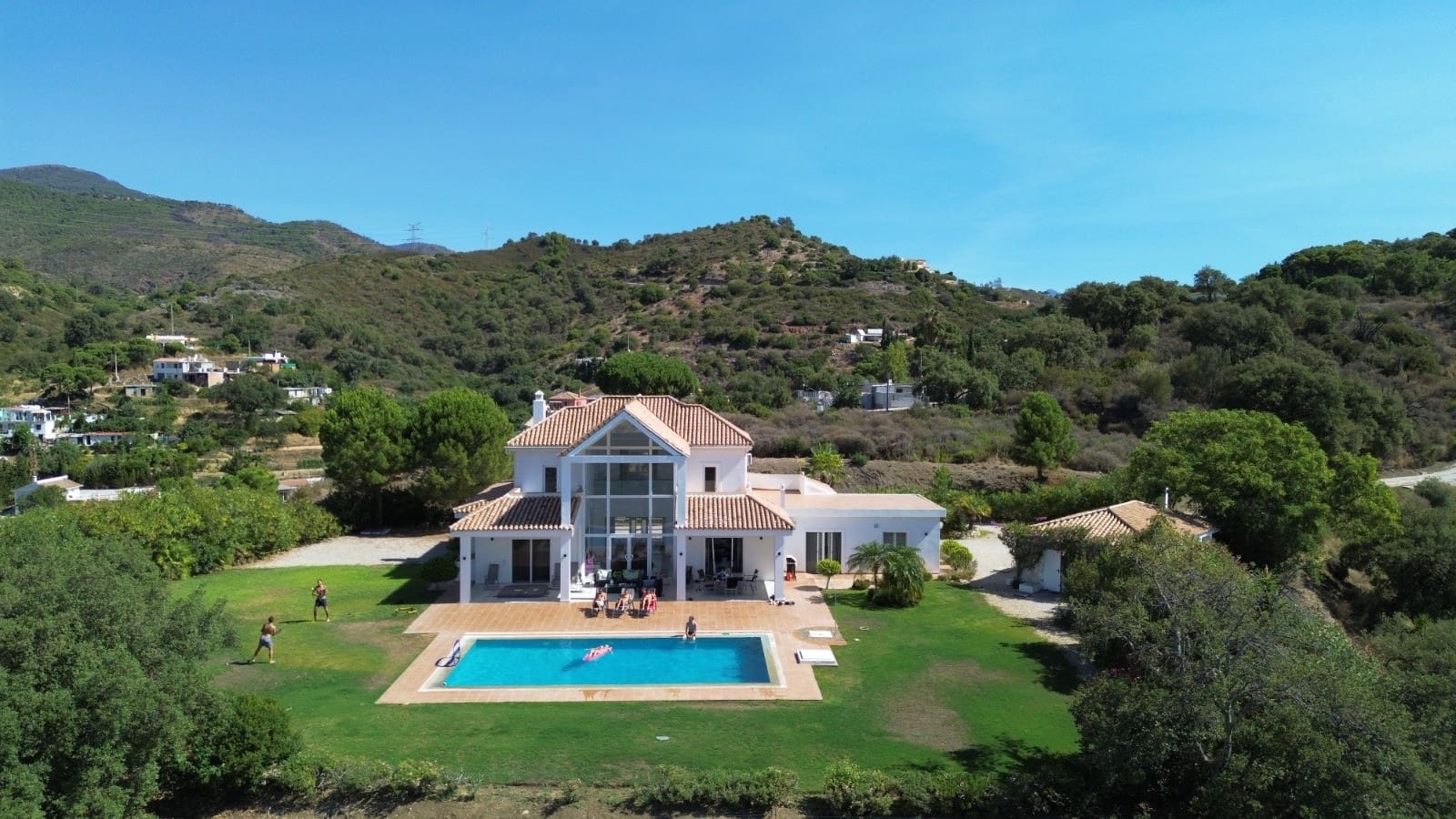 4 bedroom Villa for sale in Estepona with pool garage - € 2,500,000 (Ref: 10148440)