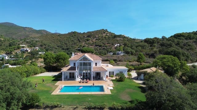 4 Zimmer Villa zu verkaufen in Altos de Estepona, Estepona mit Pool Garage - 2.500.000 € (Ref: 10148440)
