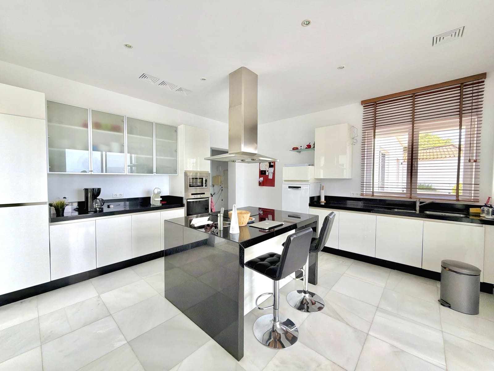 4 bedroom Villa for sale in Estepona with pool garage - € 2,500,000 (Ref: 10148440)