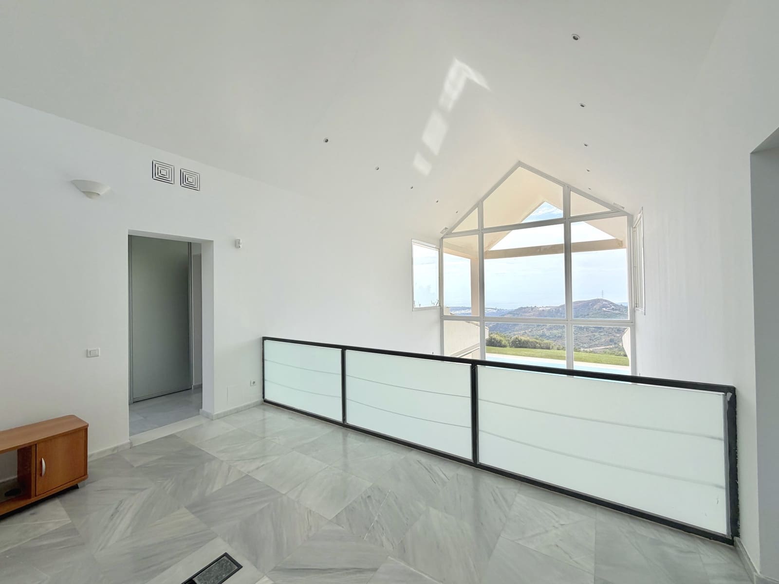 4 bedroom Villa for sale in Estepona with pool garage - € 2,500,000 (Ref: 10148440)