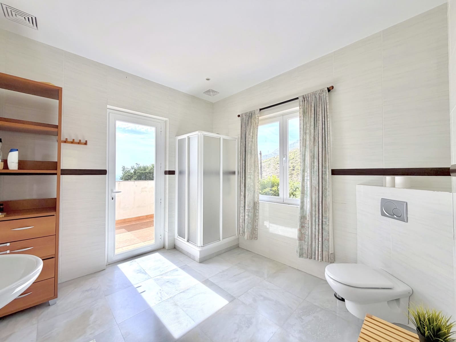 4 bedroom Villa for sale in Estepona with pool garage - € 2,500,000 (Ref: 10148440)