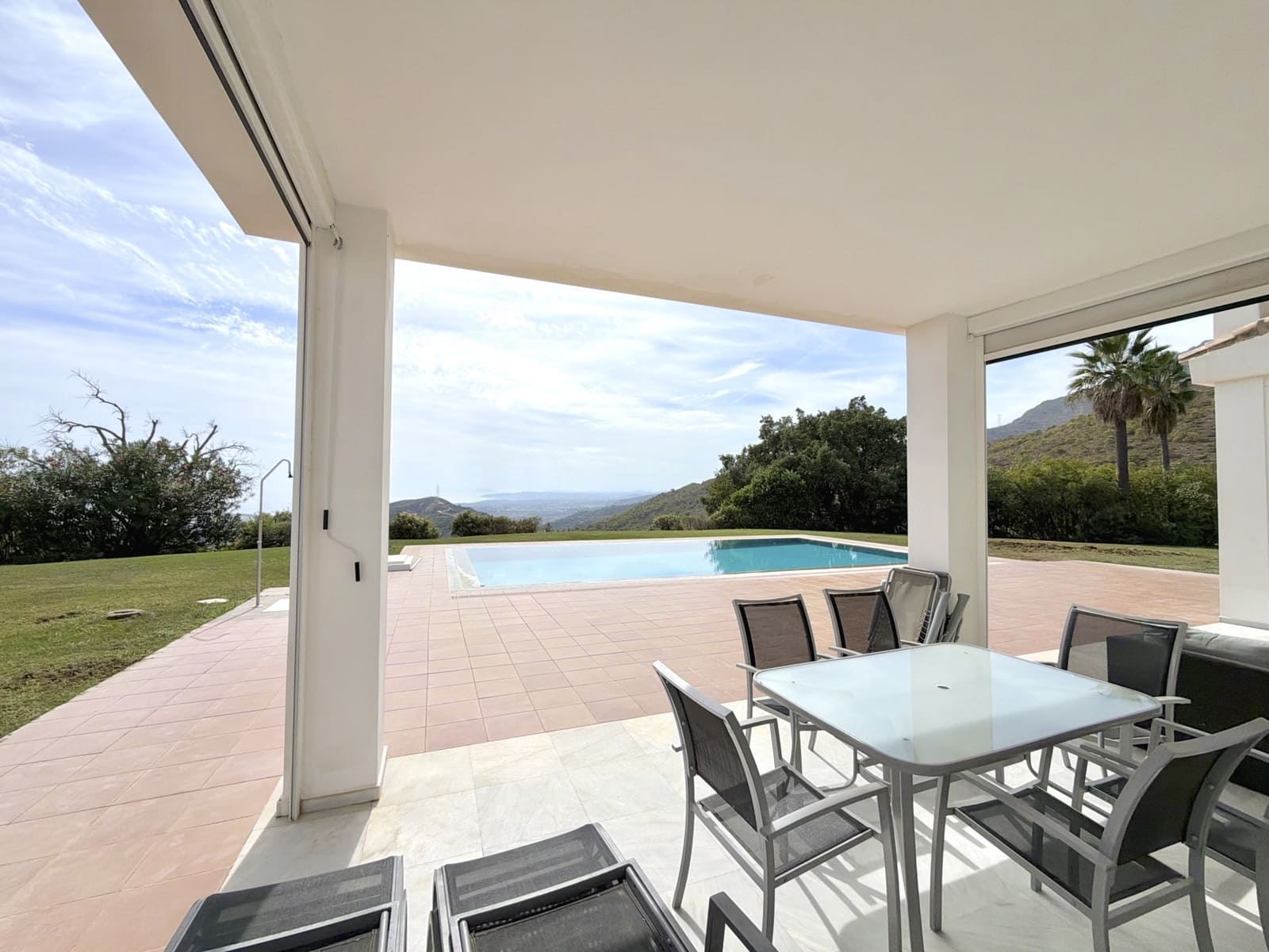 4 bedroom Villa for sale in Estepona with pool garage - € 2,500,000 (Ref: 10148440)