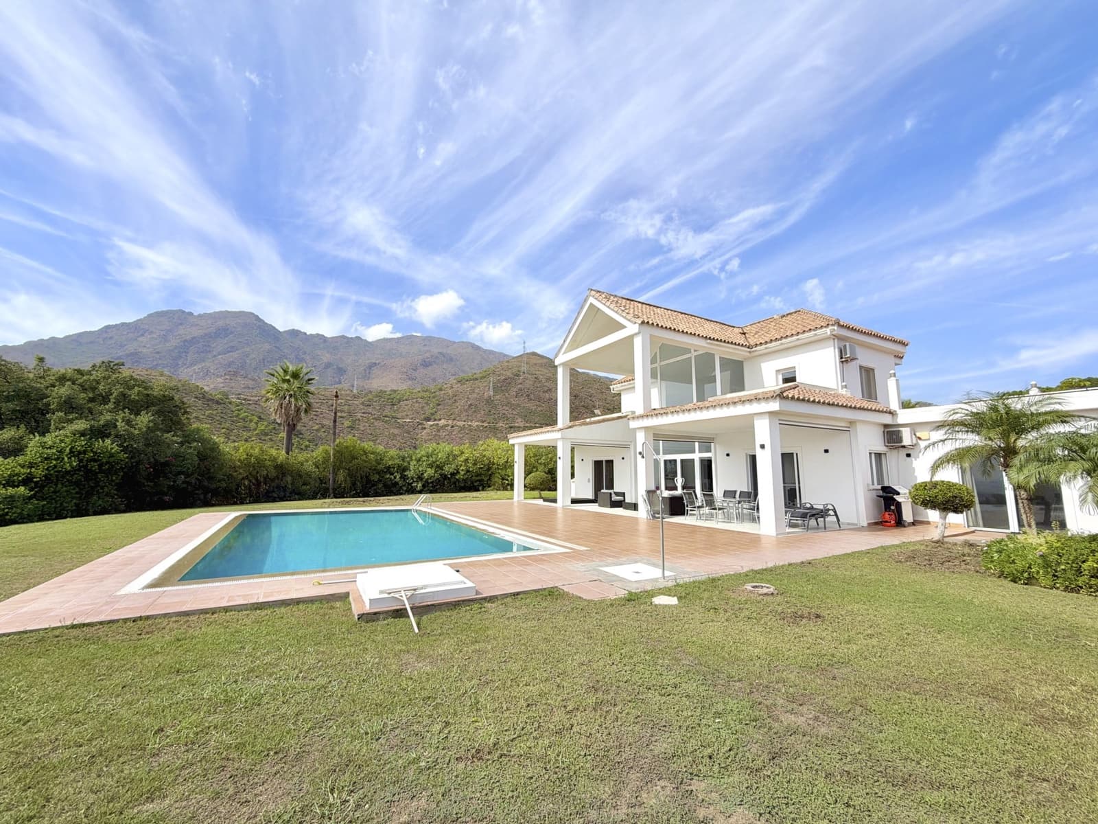 4 bedroom Villa for sale in Estepona with pool garage - € 2,500,000 (Ref: 10148440)
