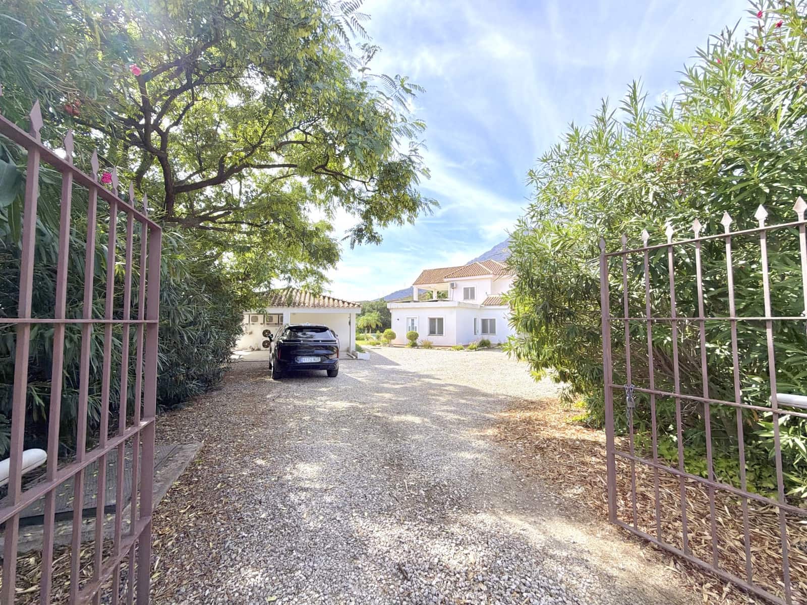 4 bedroom Villa for sale in Estepona with pool garage - € 2,500,000 (Ref: 10148440)