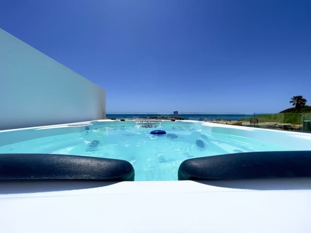4 sovrum Semi-fristående Villa till salu i Bahía Dorada, Estepona med pool garage - 1 495 000 € (Ref: 10157524)