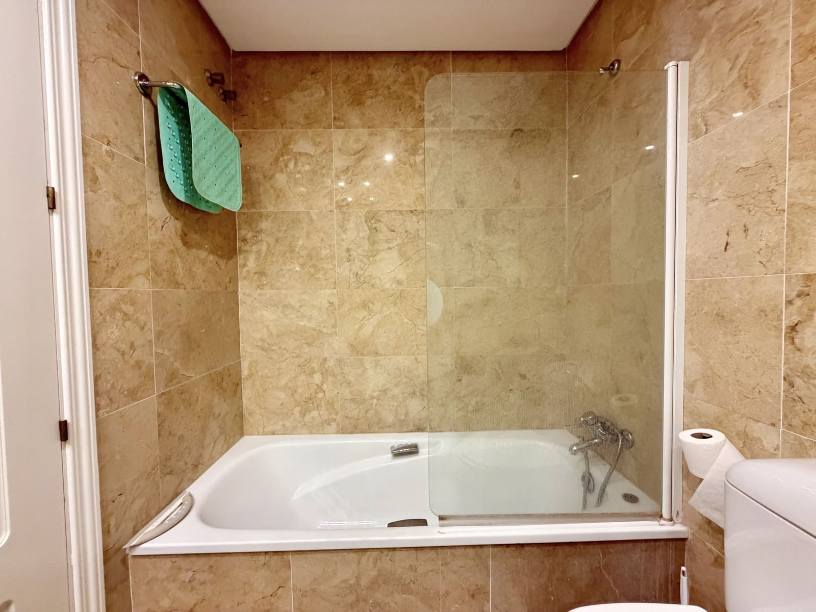 2 soverom Leilighet til leie i Manilva med svømmebasseng garasje - € 1 400 (Ref: 10166280)