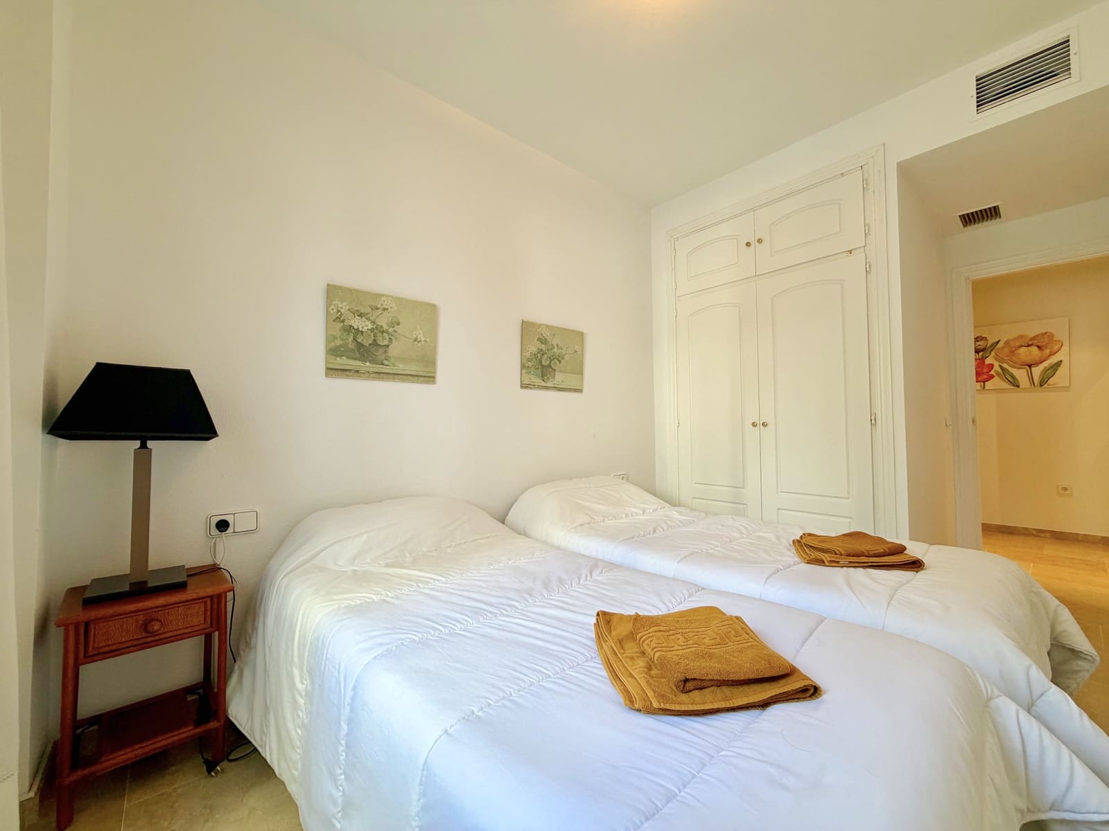 2 soverom Leilighet til leie i Manilva med svømmebasseng garasje - € 1 400 (Ref: 10166280)