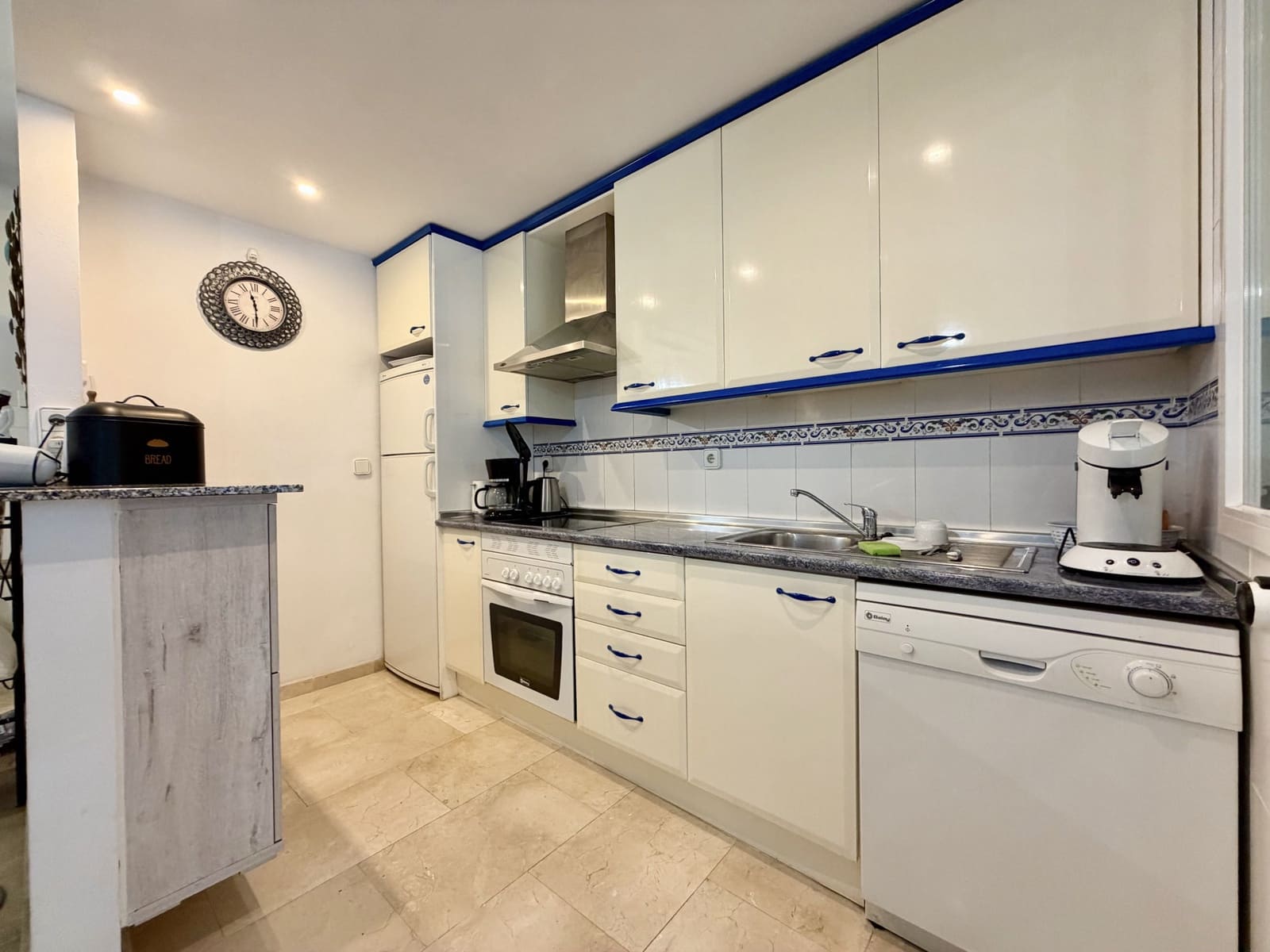 2 soverom Leilighet til leie i Manilva med svømmebasseng garasje - € 1 400 (Ref: 10166280)