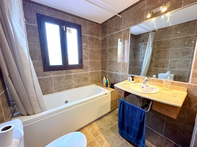 3 soveværelse Lejlighed til leje i Zona de Punta Plata, Estepona med swimmingpool garage - € 1.700 (Ref: 8509458)