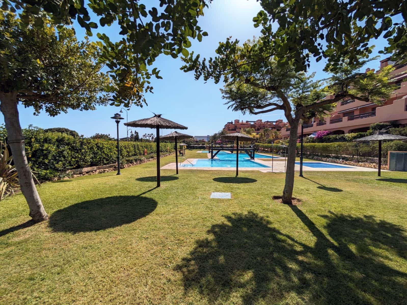 3 soveværelse Lejlighed til leje i Estepona med swimmingpool garage - € 1.700 (Ref: 8509458)