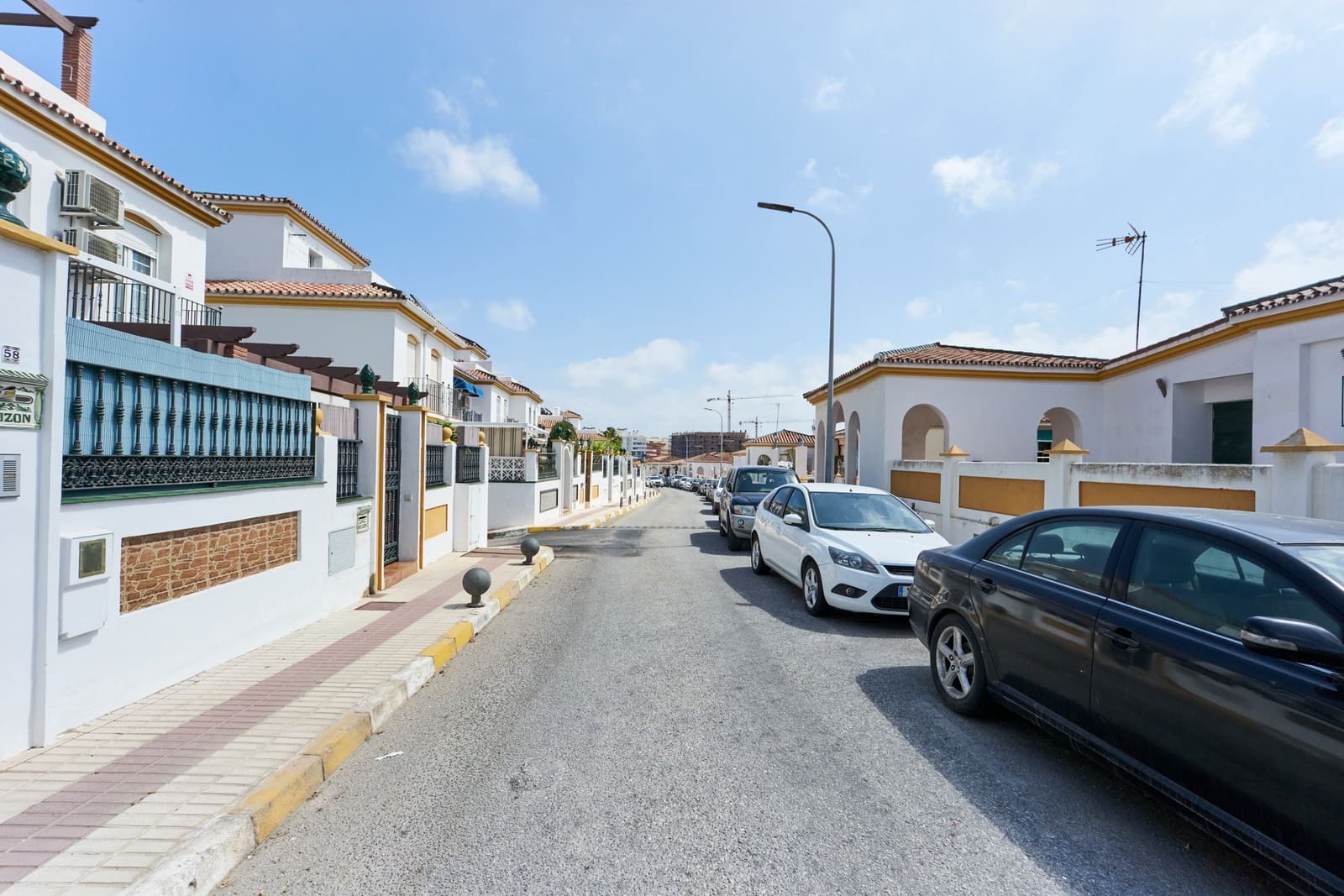 Commercial for sale in Estepona - € 165,000 (Ref: 8511502)