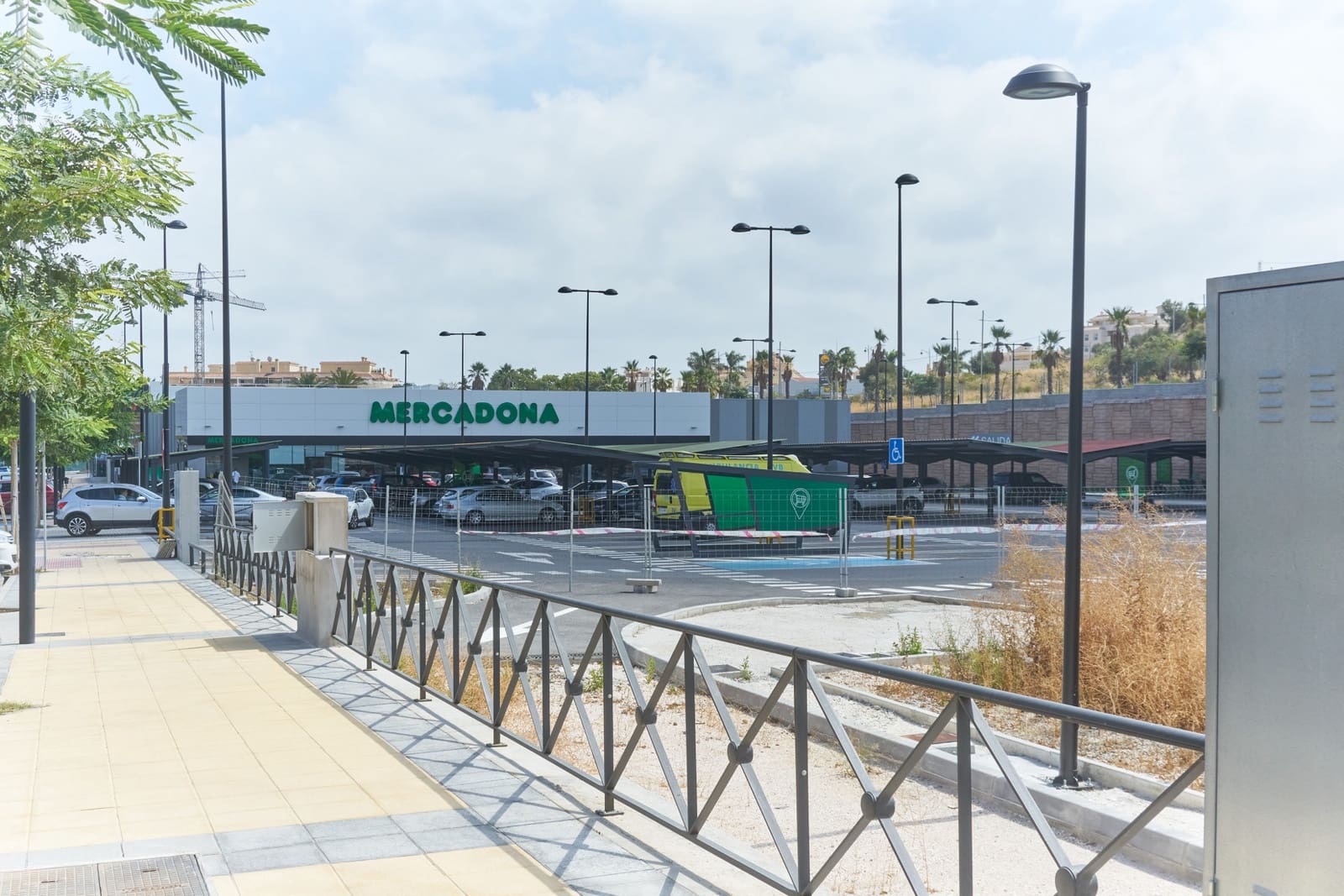 Commercial for sale in Estepona - € 165,000 (Ref: 8511502)