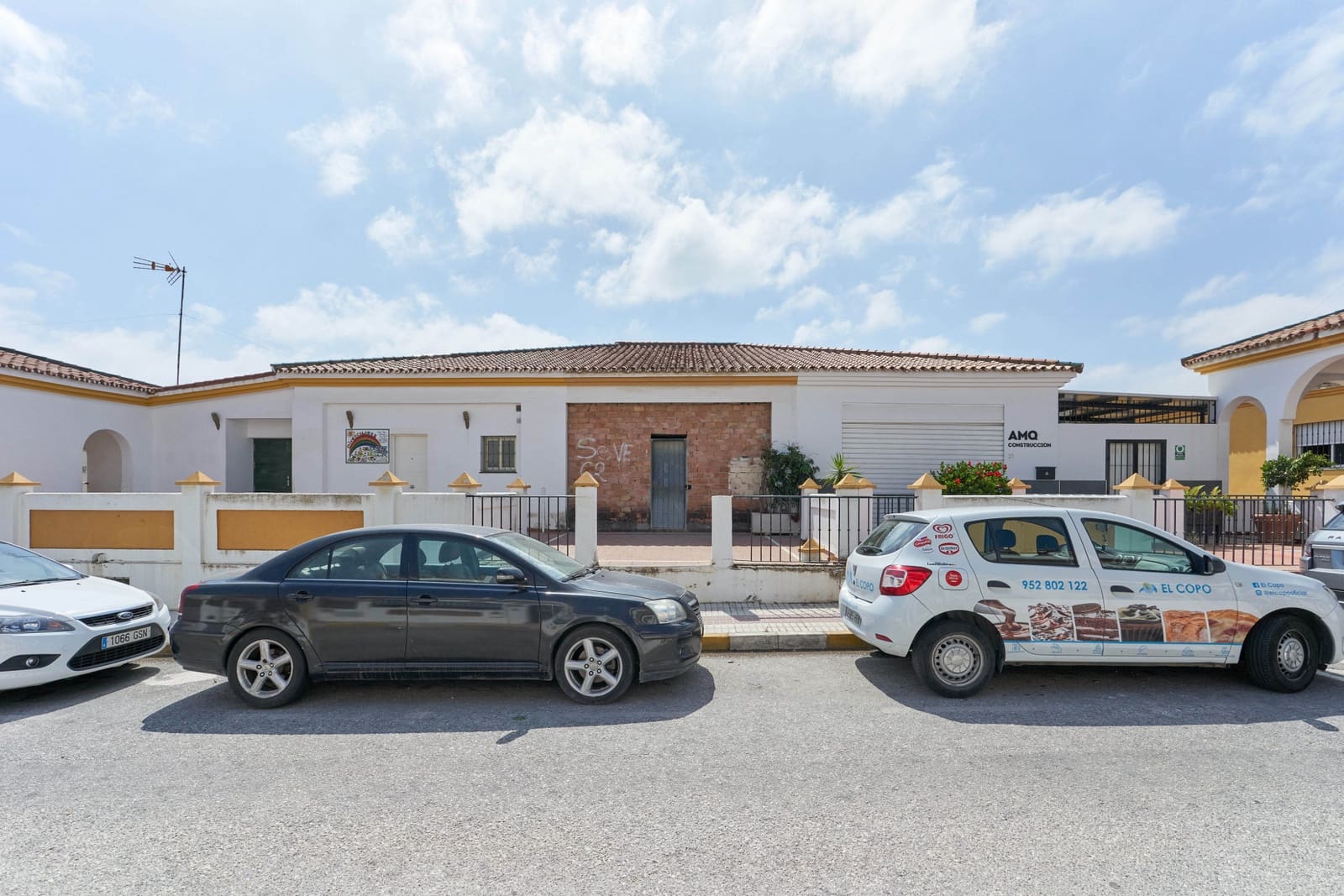 Commercial for sale in Estepona - € 165,000 (Ref: 8511502)