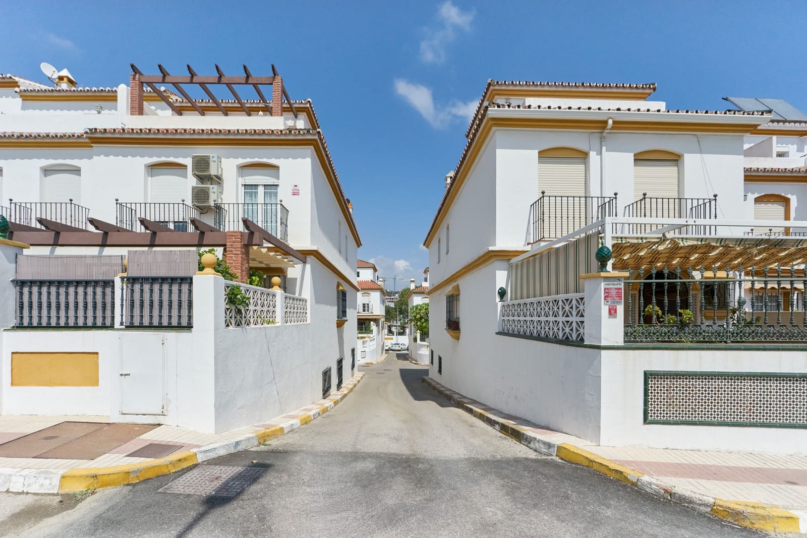 Commercial for sale in Estepona - € 165,000 (Ref: 8511502)
