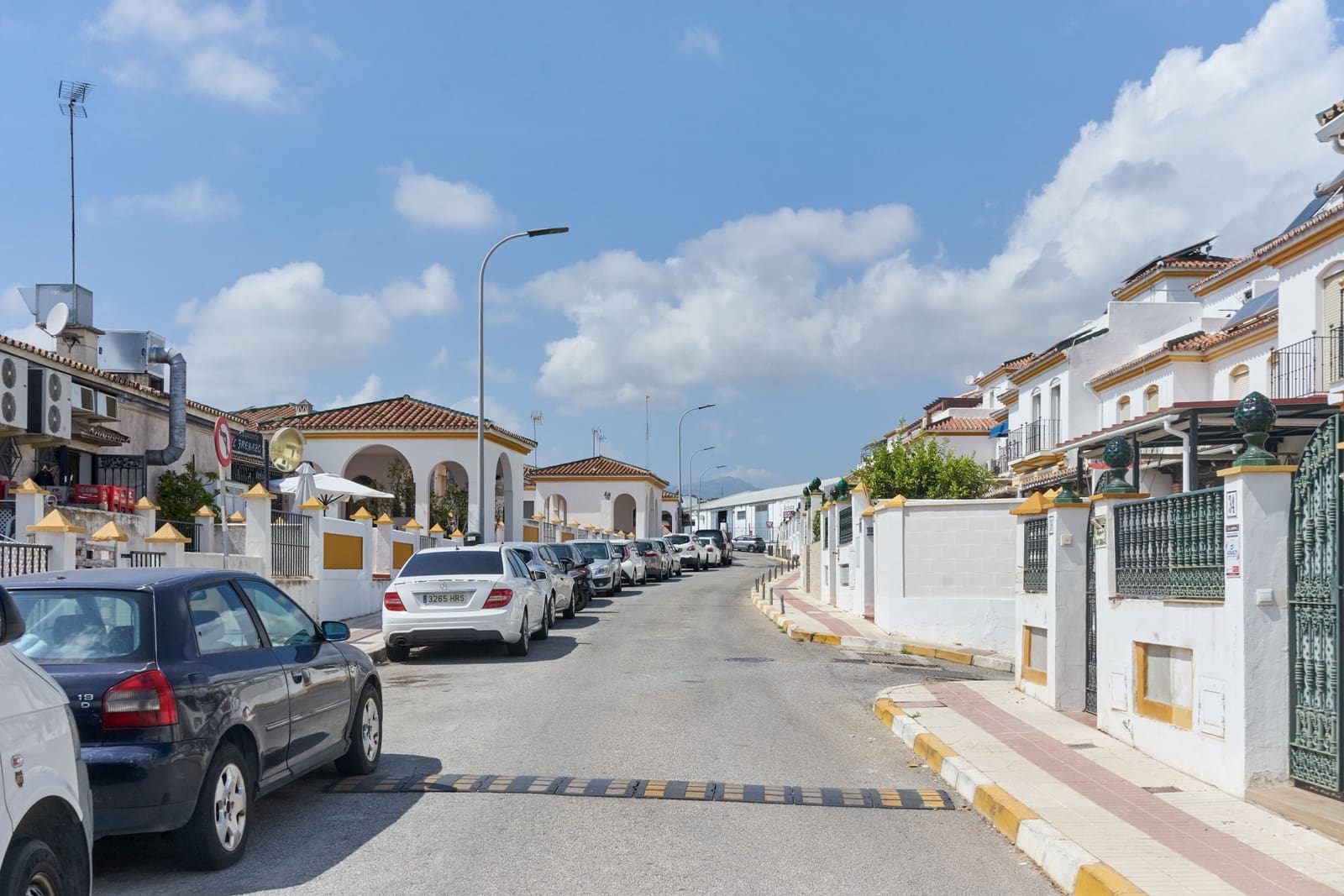 Commercial for sale in Estepona - € 165,000 (Ref: 8511502)