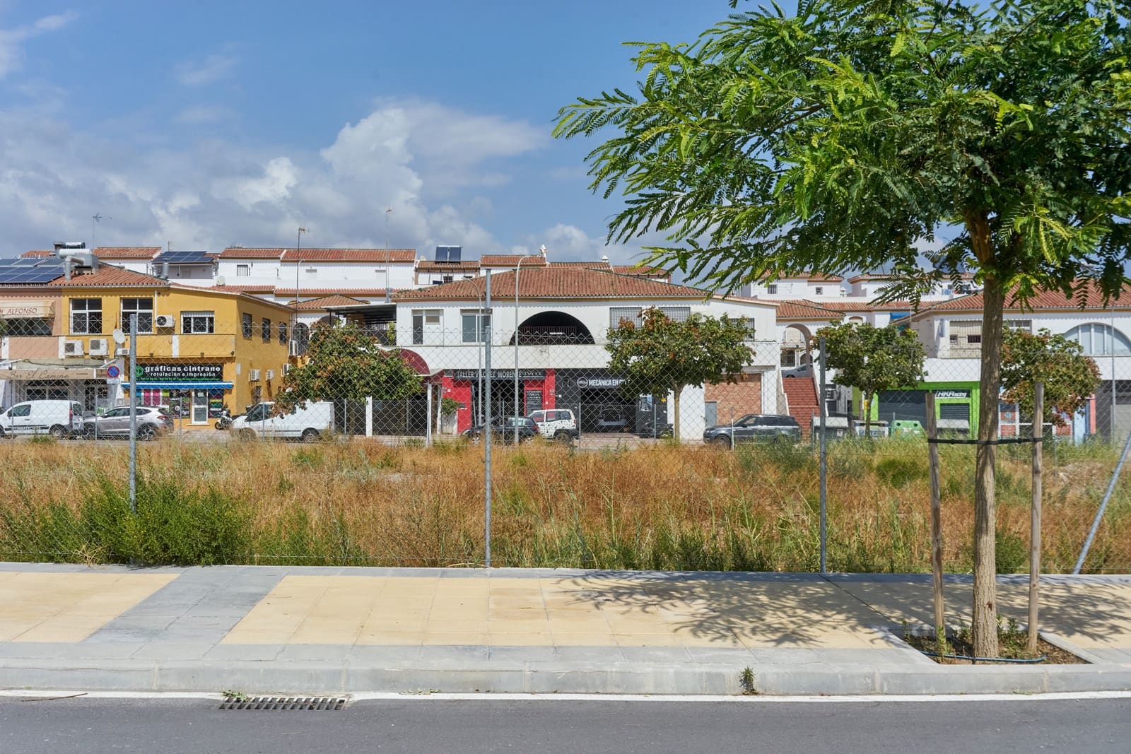 Commercial for sale in Estepona - € 165,000 (Ref: 8511502)