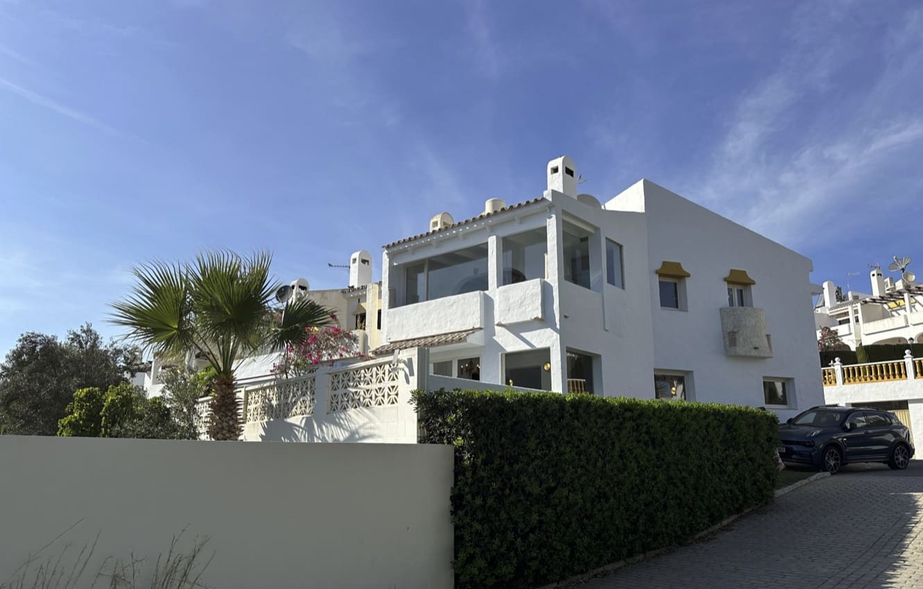 4 bedroom Townhouse for rent in Bahia Dorada with pool garage - € 2,500 (Ref: 8612441)