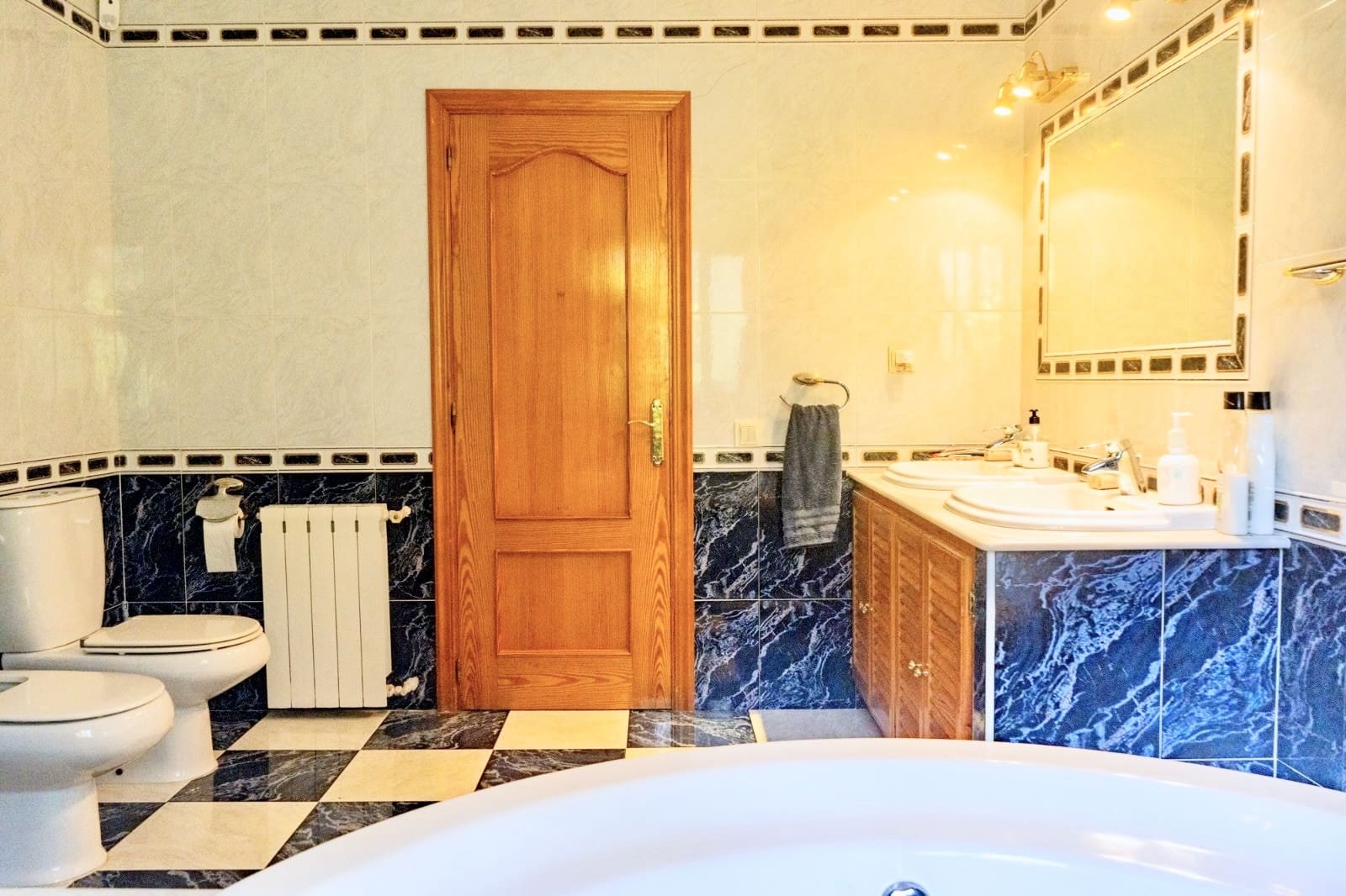 4 sypialnia Willa na sprzedaż w Marbella z basenem garażem - 1 300 000 € (Ref: 8636323)