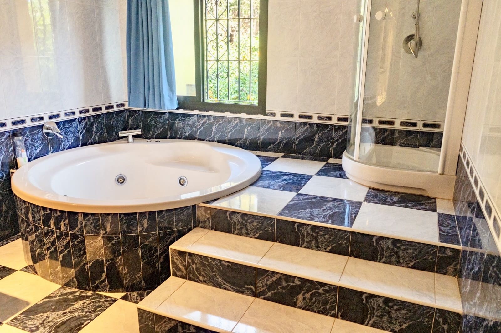 4 sypialnia Willa na sprzedaż w Marbella z basenem garażem - 1 300 000 € (Ref: 8636323)