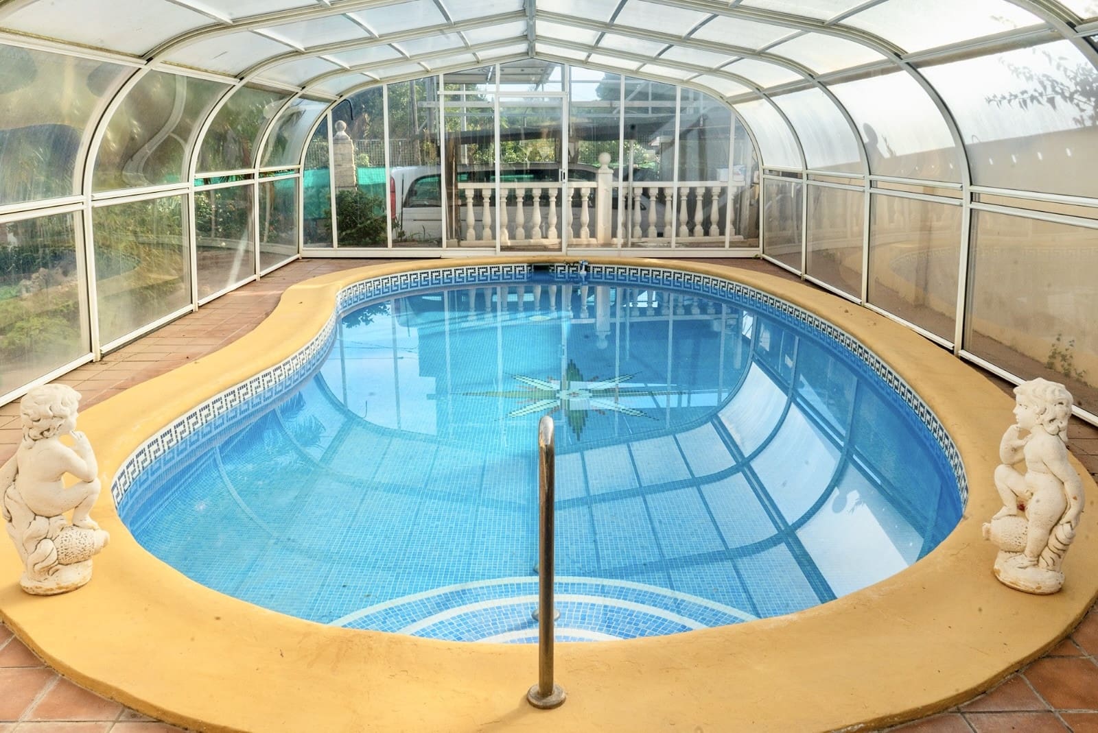 4 sypialnia Willa na sprzedaż w Marbella z basenem garażem - 1 300 000 € (Ref: 8636323)