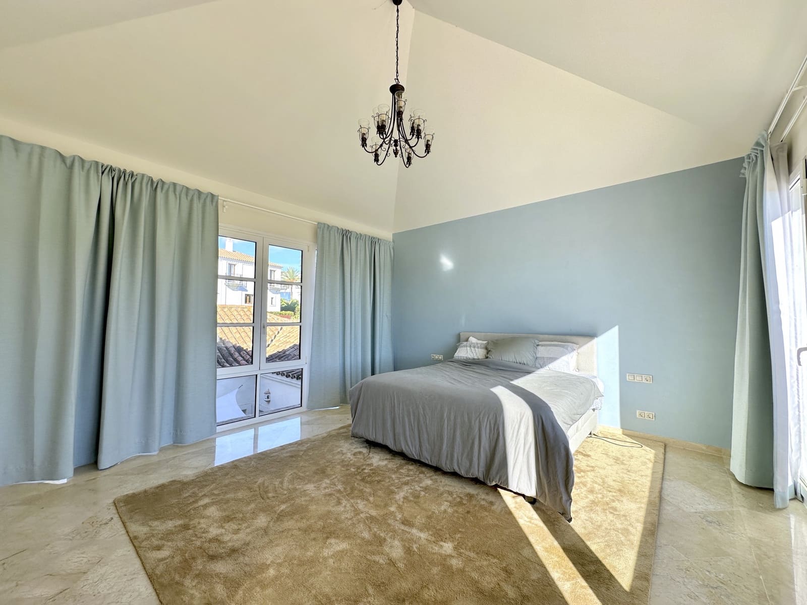 5 quarto Moradia para venda em Estepona com piscina garagem - 1 795 000 € (Ref: 8682137)