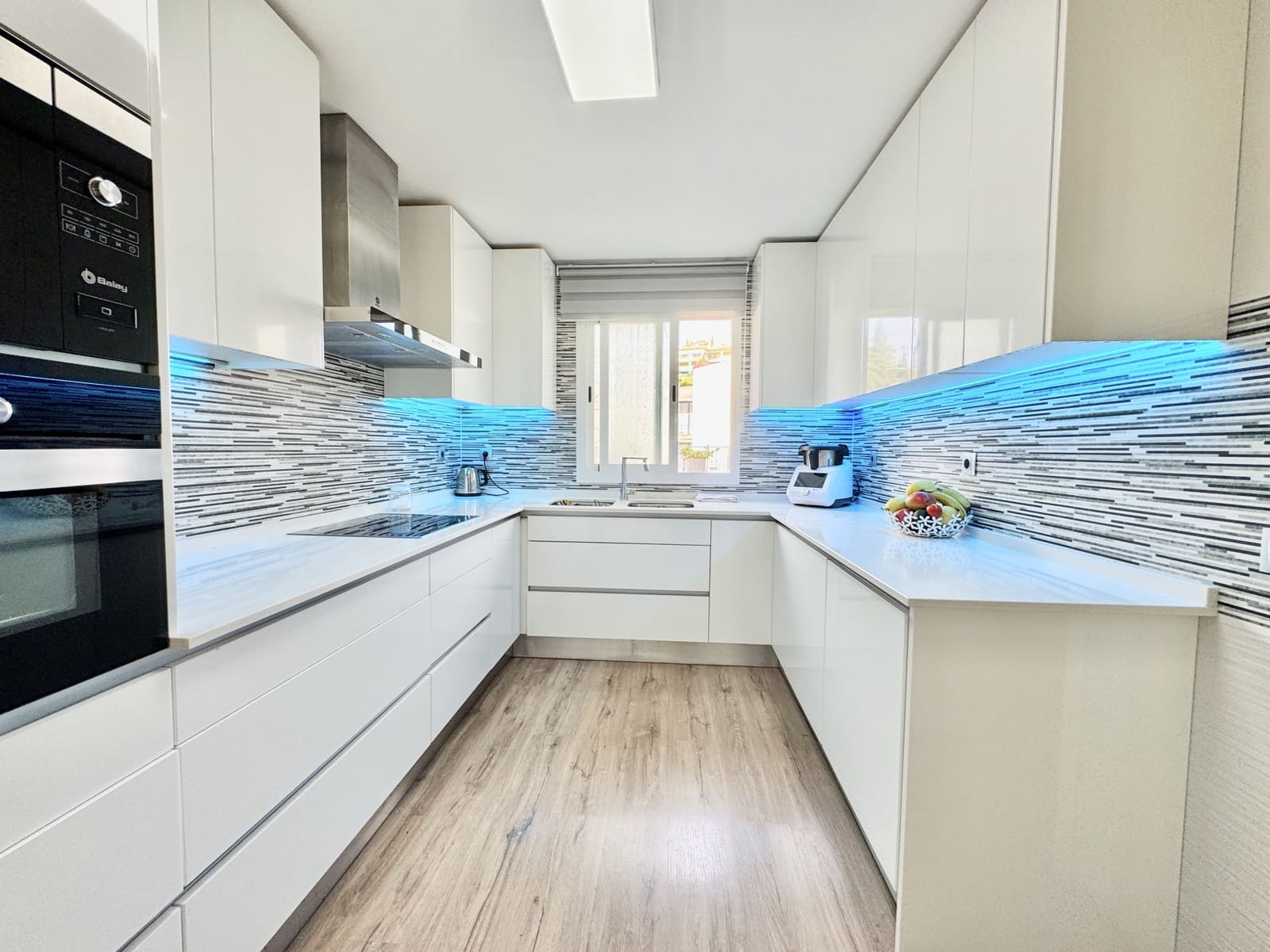 3 soveværelse Byhus til salg i Estepona med swimmingpool garage - € 625.000 (Ref: 8766658)