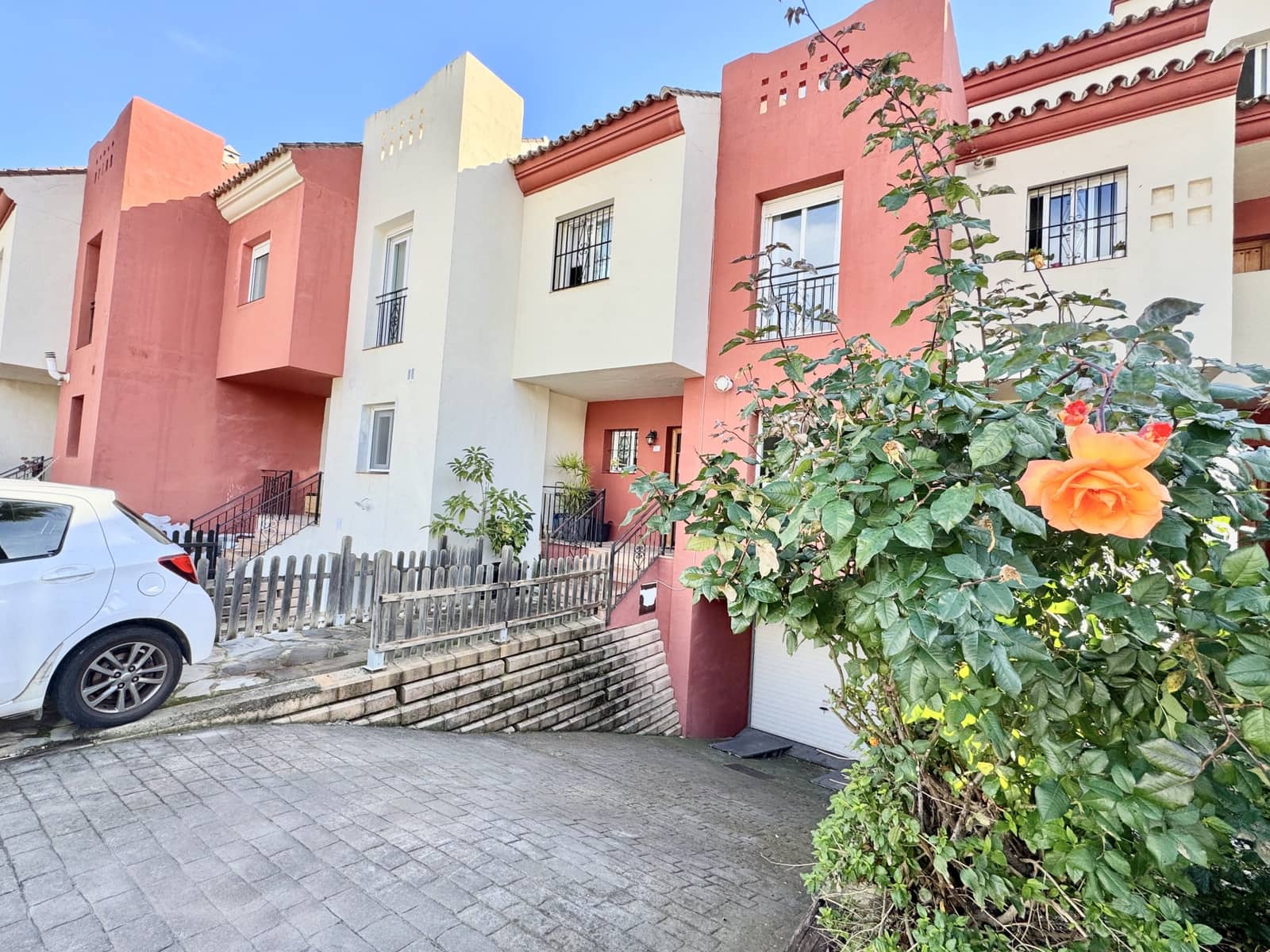 3 soveværelse Byhus til salg i Estepona med swimmingpool garage - € 625.000 (Ref: 8766658)