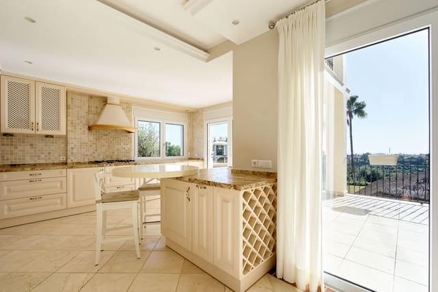 4 soveværelse Villa til salg i Las Lomas, Estepona med swimmingpool garage - € 2.450.000 (Ref: 8770104)