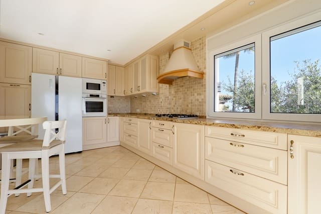 4 soveværelse Villa til salg i Las Lomas, Estepona med swimmingpool garage - € 2.450.000 (Ref: 8770104)