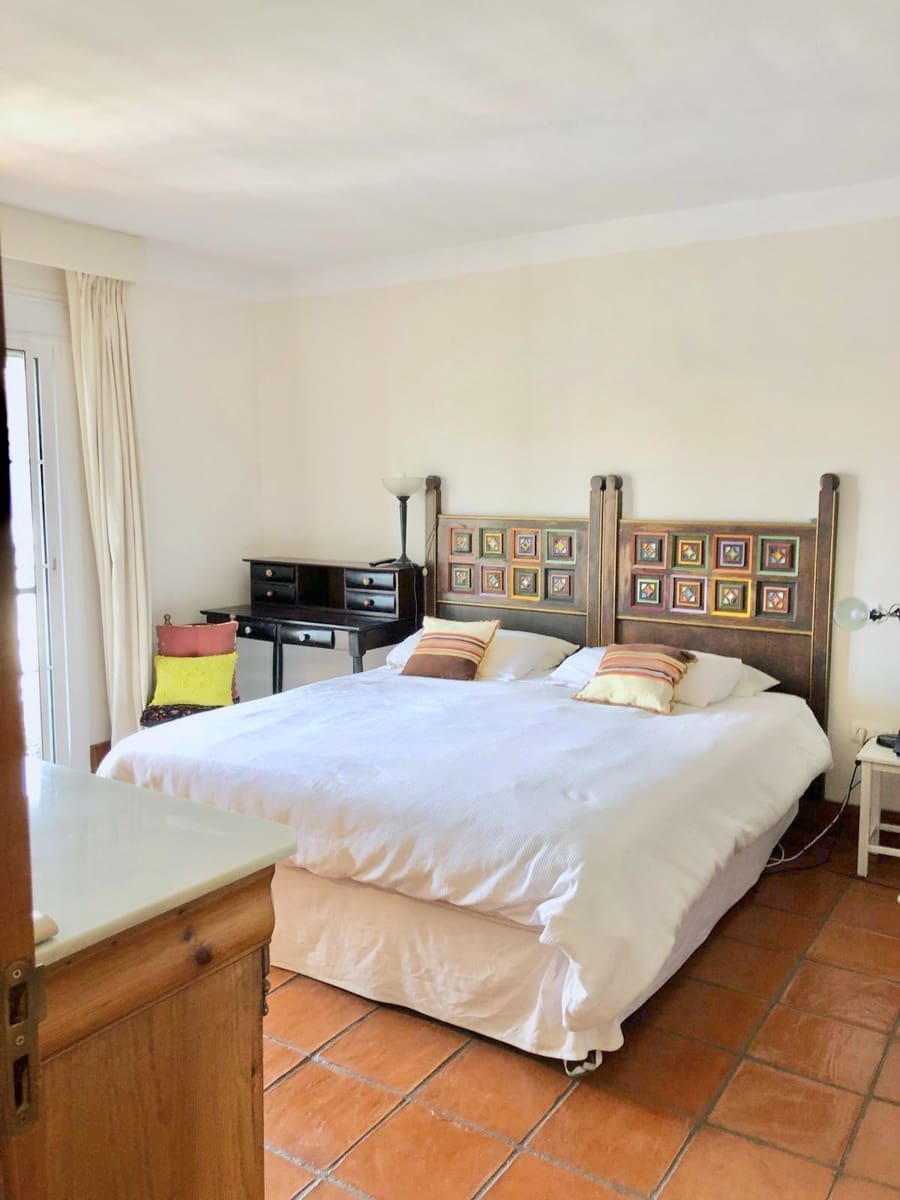 4 soverom Hus til salgs i San Pedro de Alcantara med svømmebasseng garasje - € 990 000 (Ref: 8801435)