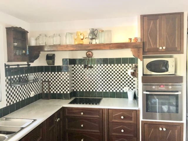 4 soverom Hus til salgs i San Pedro de Alcántara Pueblo, Marbella med svømmebasseng garasje - € 990 000 (Ref: 8801435)