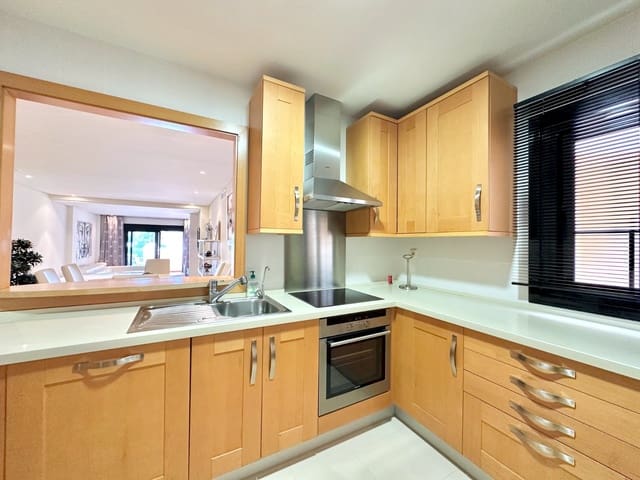 2 soveværelse Lejlighed til salg i Puerto Banus, Marbella med swimmingpool garage - € 760.000 (Ref: 8824823)