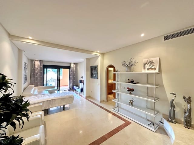 2 soveværelse Lejlighed til salg i Puerto Banus, Marbella med swimmingpool garage - € 760.000 (Ref: 8824823)