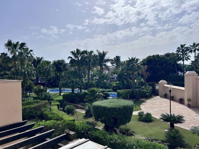 2 soveværelse Lejlighed til salg i Puerto Banus, Marbella med swimmingpool garage - € 760.000 (Ref: 8824823)