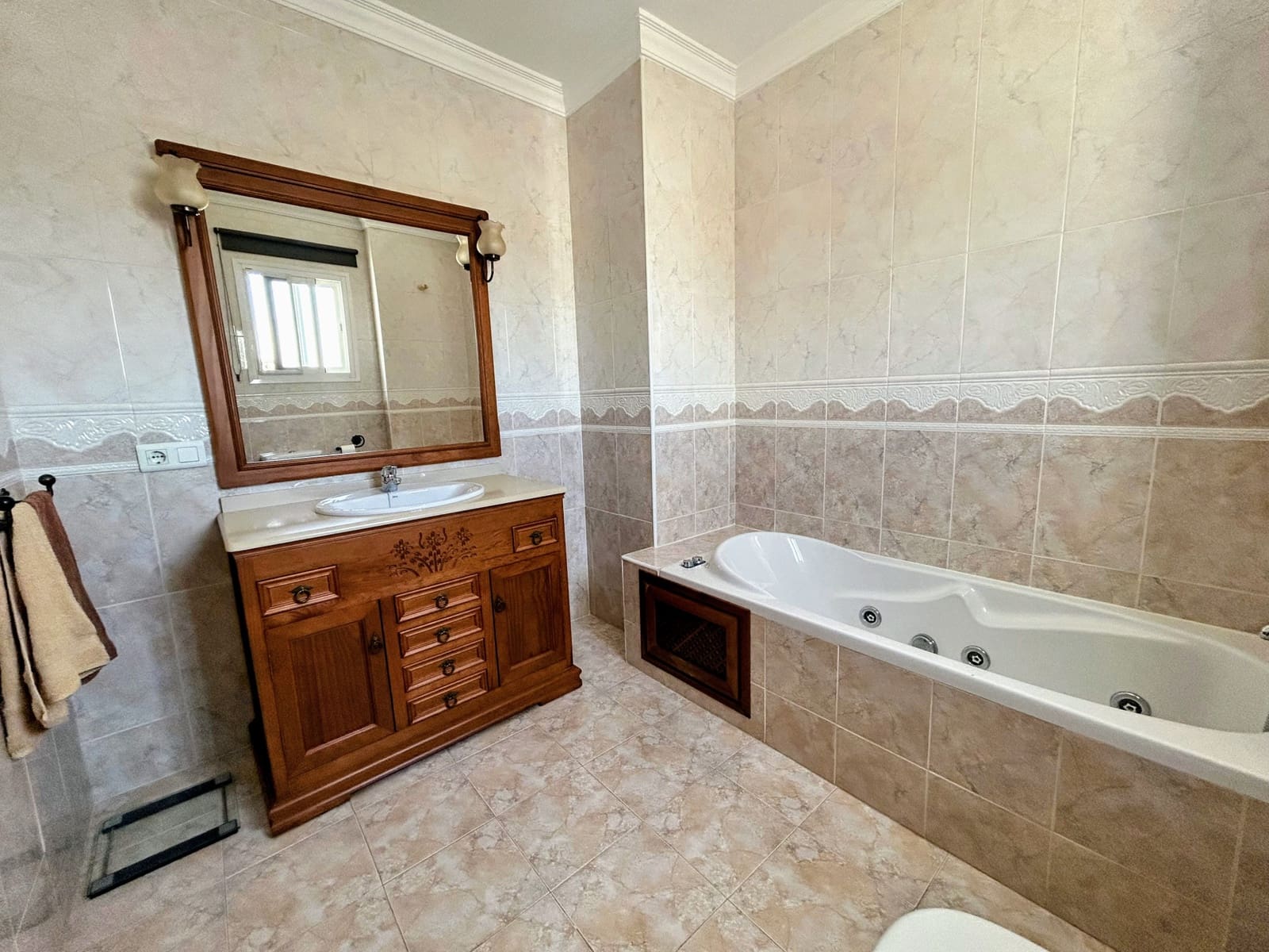 3 bedroom Townhouse for sale in Estepona with garage - € 560,000 (Ref: 8935106)
