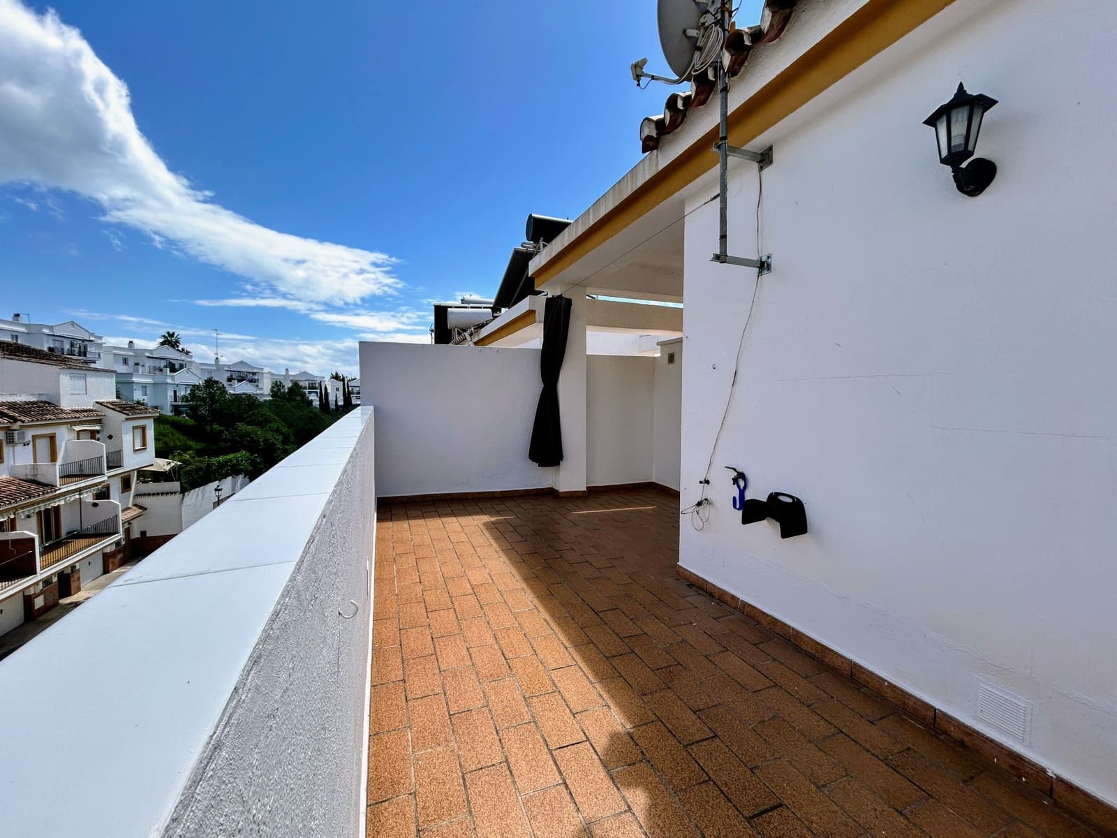 3 bedroom Townhouse for sale in Estepona with garage - € 560,000 (Ref: 8935106)