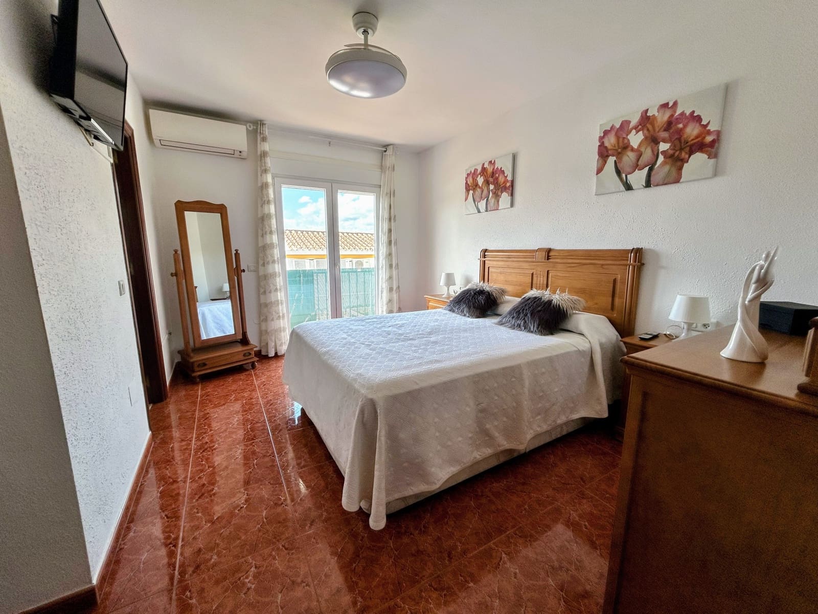 3 bedroom Townhouse for sale in Estepona with garage - € 560,000 (Ref: 8935106)