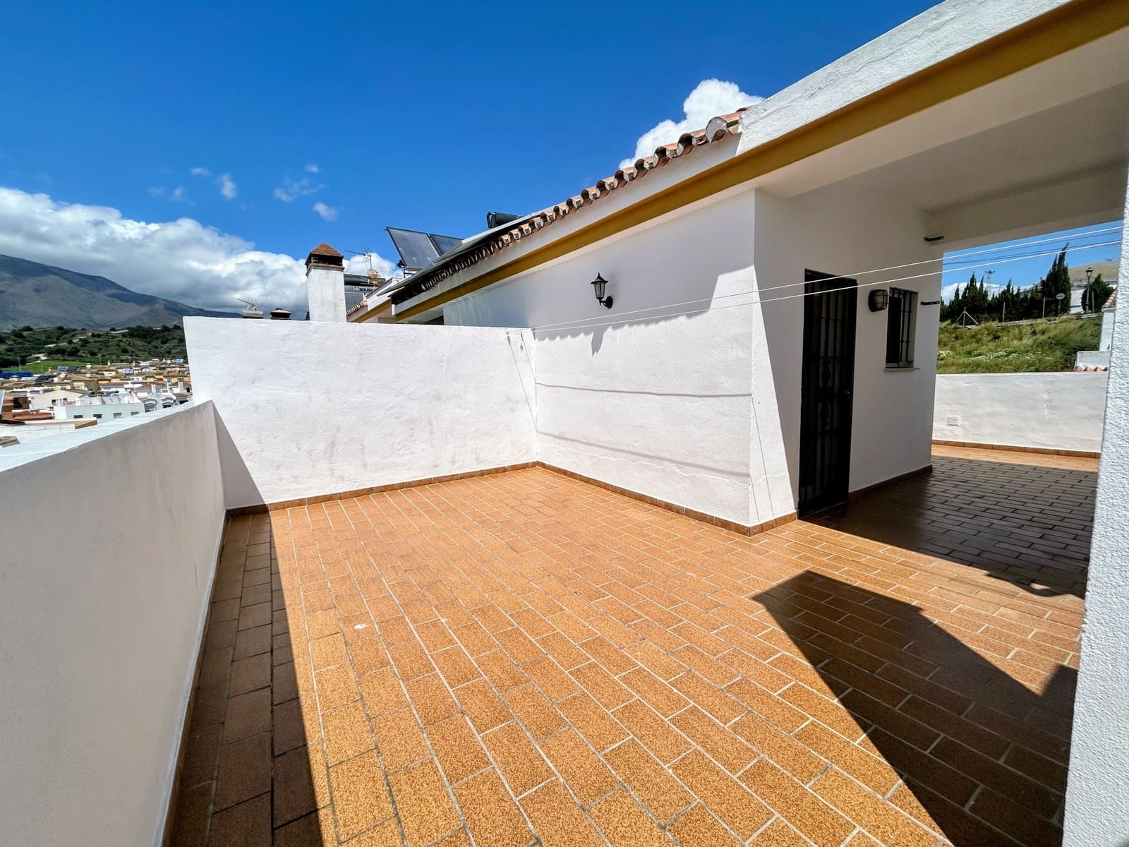 3 bedroom Townhouse for sale in Estepona with garage - € 560,000 (Ref: 8935106)