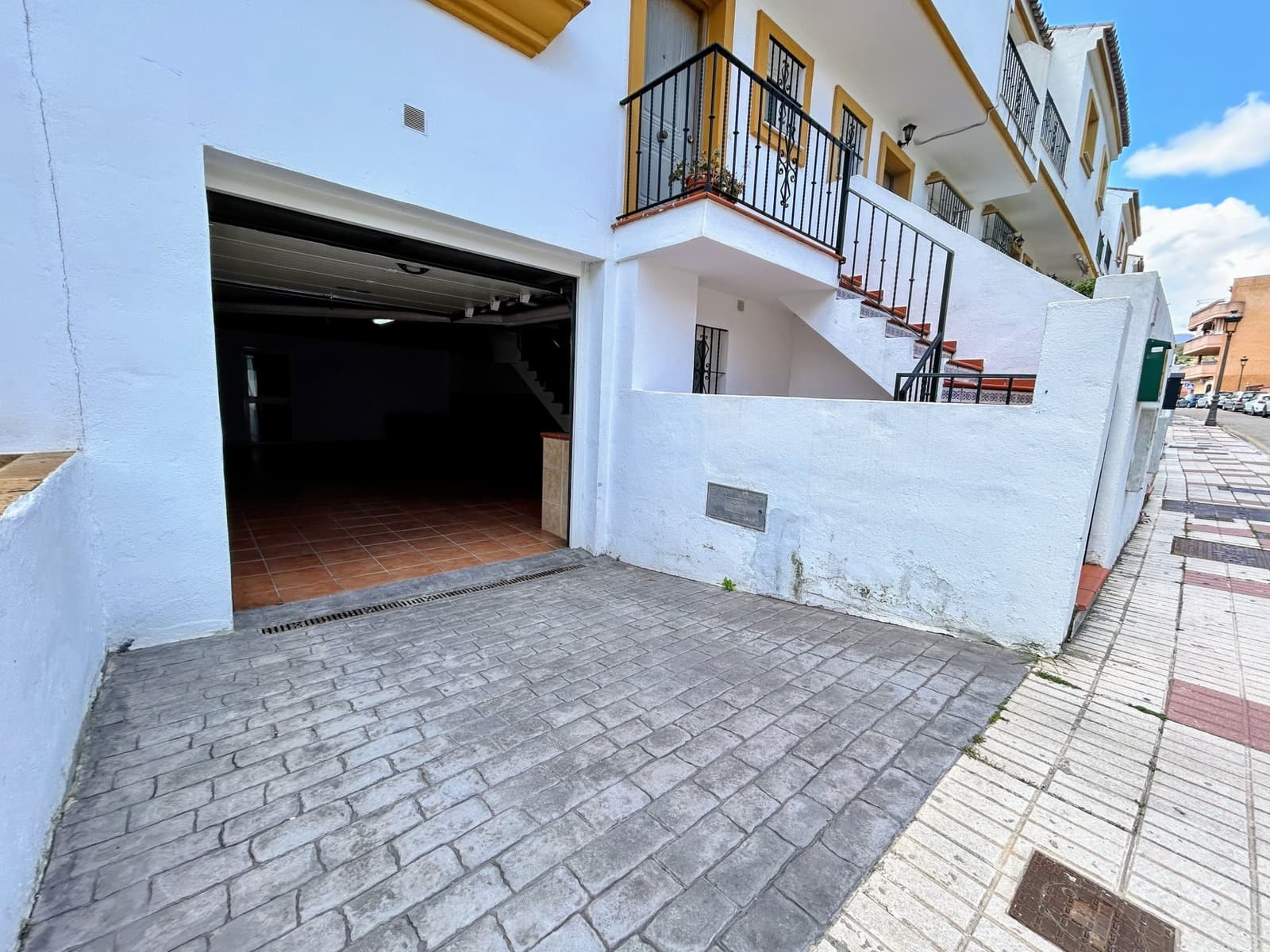 3 bedroom Townhouse for sale in Estepona with garage - € 560,000 (Ref: 8935106)
