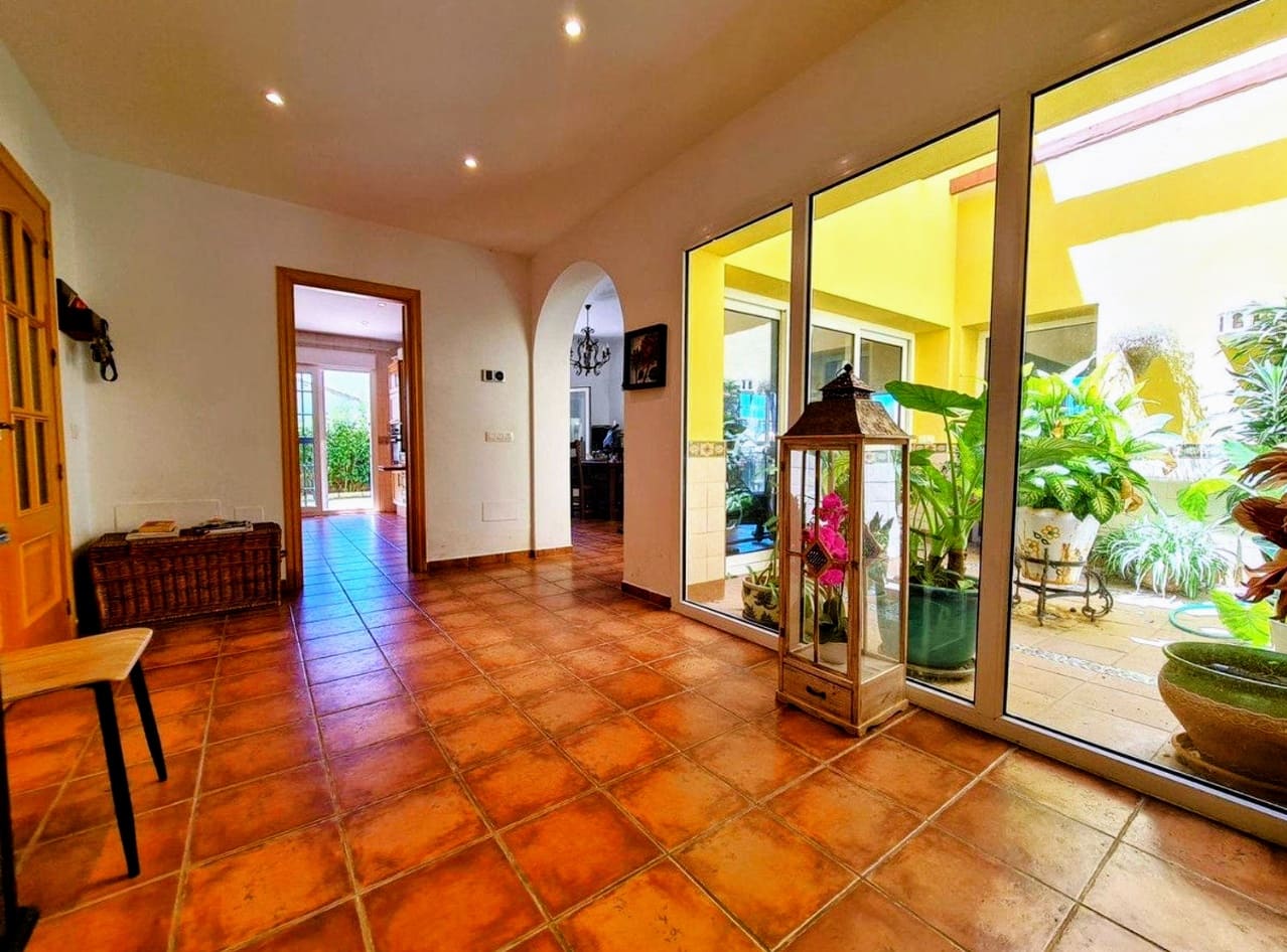 3 soverom Villa til salgs i La Duquesa / Puerto de la Duquesa med svømmebasseng garasje - € 960 000 (Ref: 9102803)