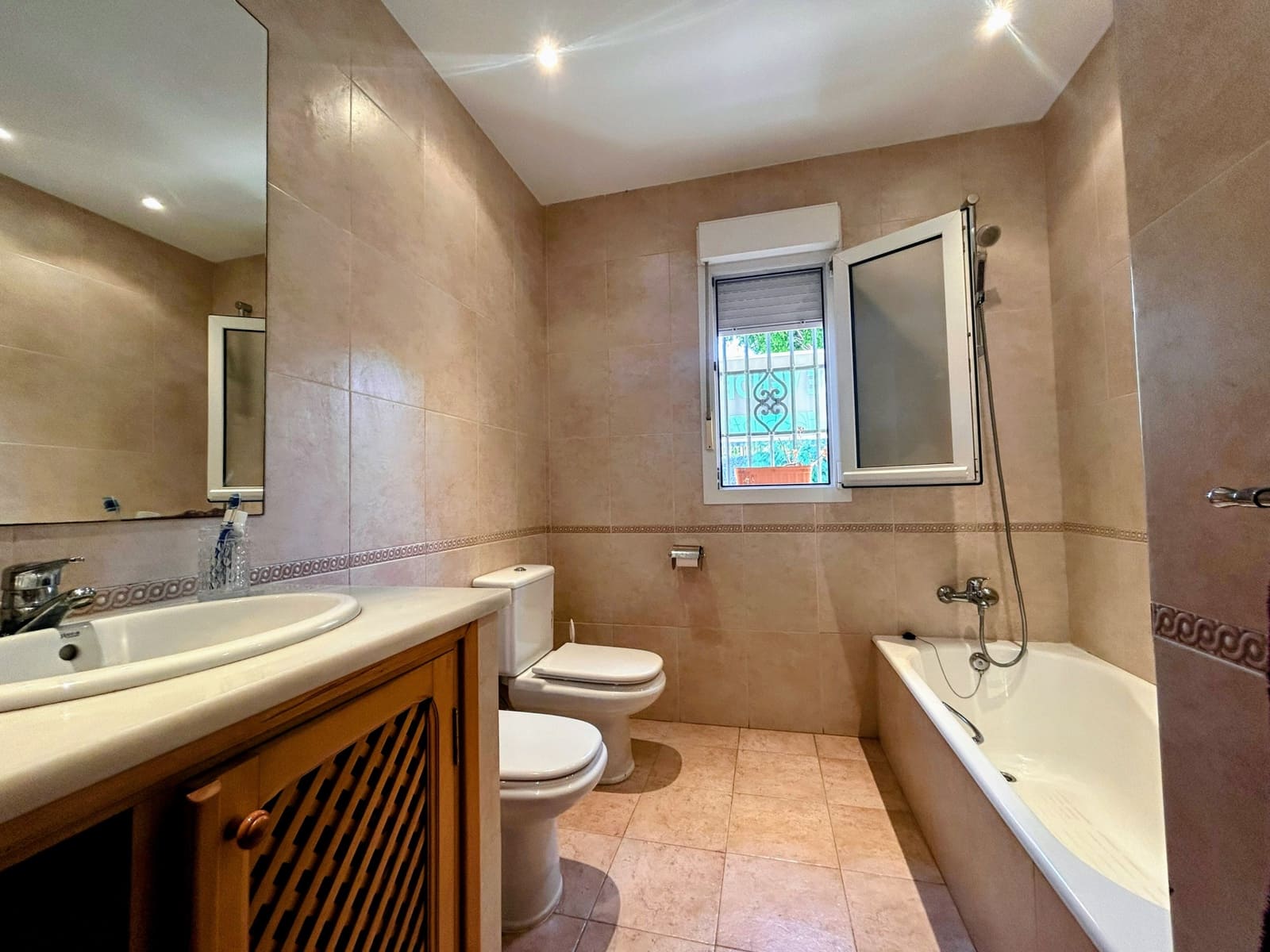 3 soverom Villa til salgs i La Duquesa / Puerto de la Duquesa med svømmebasseng garasje - € 960 000 (Ref: 9102803)