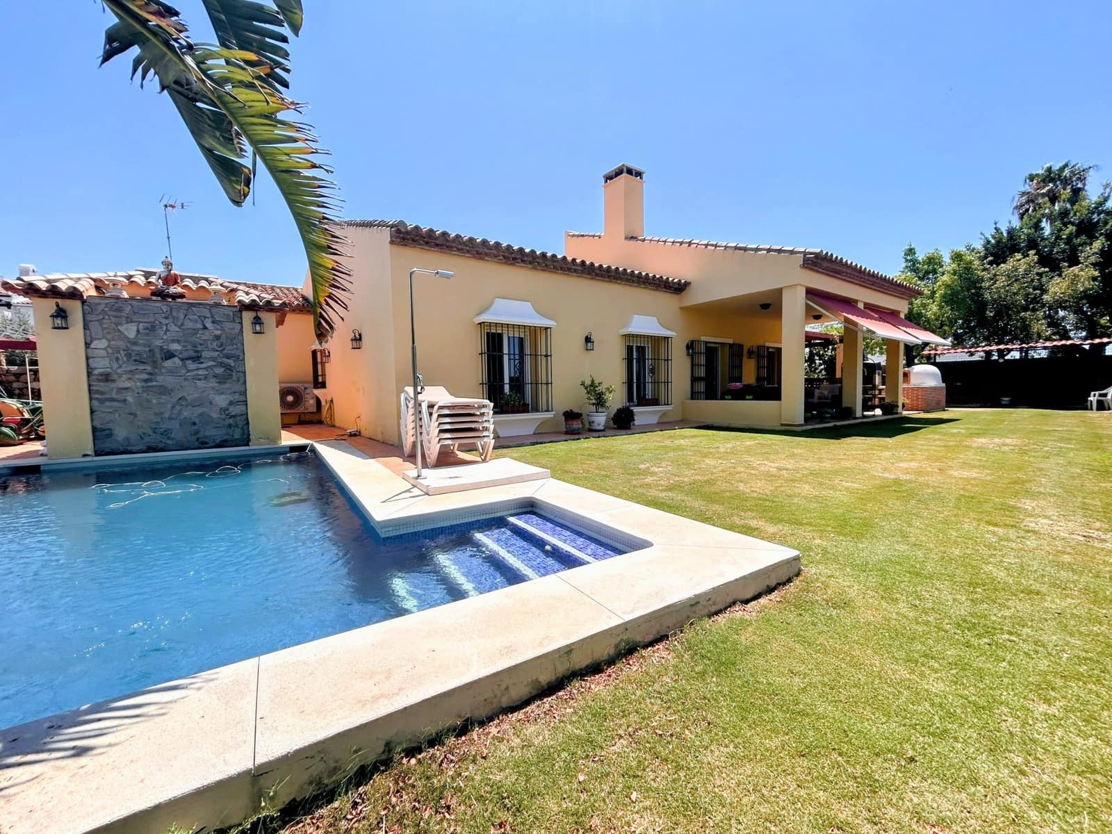 3 soverom Villa til salgs i La Duquesa / Puerto de la Duquesa med svømmebasseng garasje - € 960 000 (Ref: 9102803)